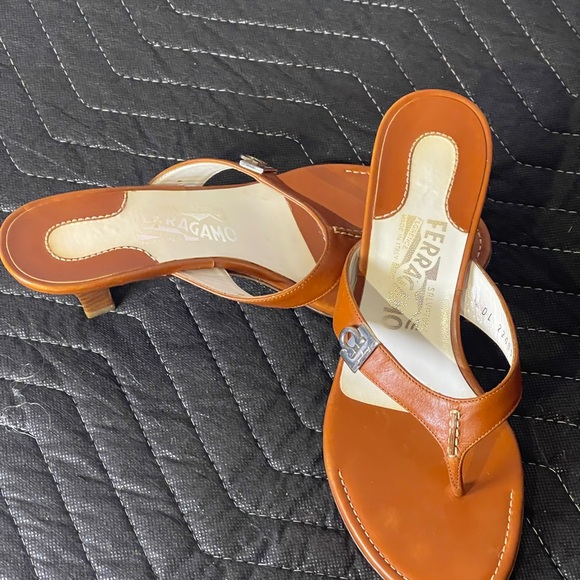Salvatore Ferragamo- stylish Tan Leather Kitten Heels Slide Sandals Size 6B - Picture 3 of 7